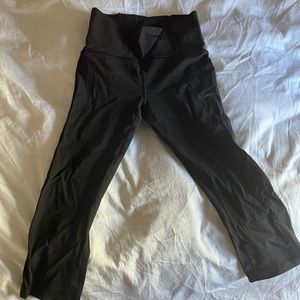 Lululemon Crops size 6 Luxtreme, Mesh 19” inseam